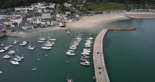 Letecky Přes Molo Podél Přístavu Cobb Lyme Regis Dolly Forward — Stock video