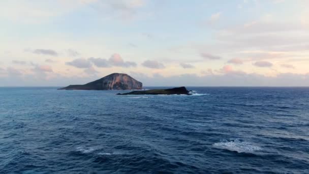 Drone Vliegt Naar Mini Eilanden Hawaï Tijdens Een Prachtige Zonsopgang — Stockvideo