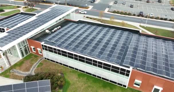 Zonnepanelen Het Dak Van Kantoorgebouw Duurzame Groene Energie Genereert Elektriciteit — Stockvideo