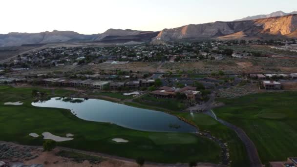 Panaromic Drone Vista Puesta Sol Sobre Campo Golf Desierto — Vídeos de Stock
