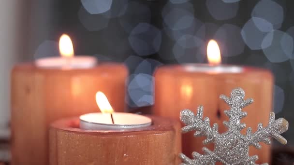 明るい燃えるろうそく クリスマスのお祝いの季節 — ストック動画