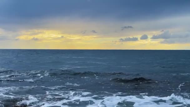 Zpomalte Temně Modré Vlny Valící Pobřeží Kypru Západ Slunce — Stock video