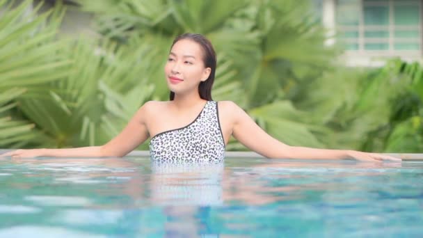 Vrouw Ontspannen Luxe Hotel Lounge Het Zwembad Leunend Rand Met — Stockvideo
