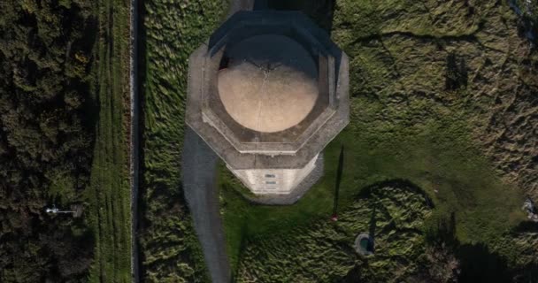 Wicklow Head Lighthouse Irlanda Dezembro 2021 Drone Vista Pássaro Gradualmente — Vídeo de Stock