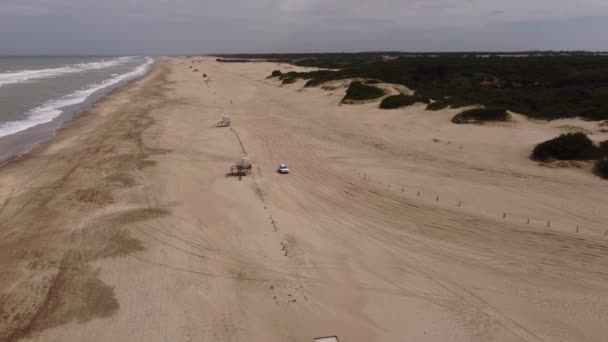 Antenne Allradfahrzeuge Fahren Und Verlassen Den Sandstrand Sonnigen Tagen Mar — Stockvideo