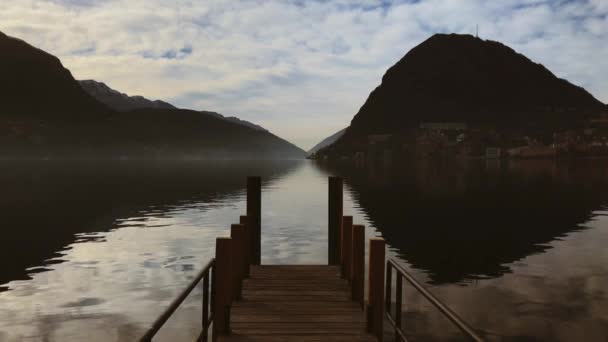 Rustig Meer Standpunt Van Een Dock Pier Met Bergen Achtergrond — Stockvideo