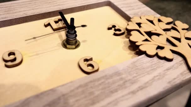 木製時計の時間経過を閉じる 時間の概念の迅速かつ不可欠な通過 — ストック動画