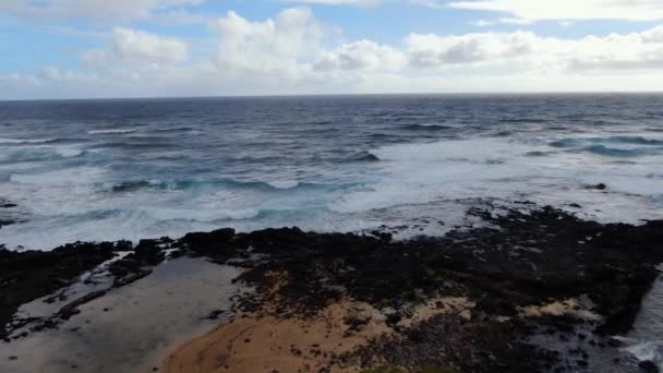 在阴郁的一天无人驾驶飞机俯瞰着夏威夷海滩 — 图库视频影像