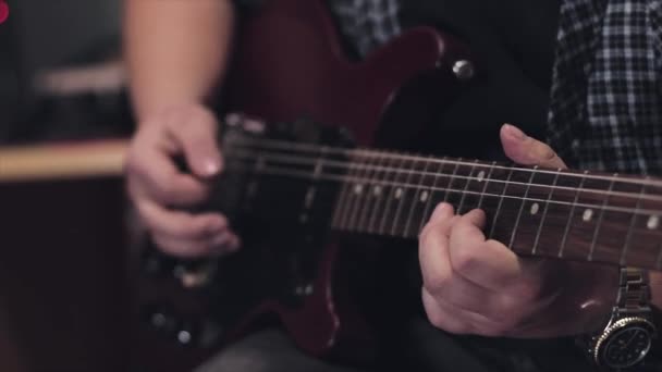 Gitarrist Spielt Eine Gitarre Aus Nächster Nähe Virtuoser Gitarrist Mit — Stockvideo