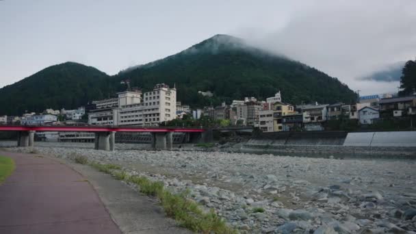 北大河岸穿过日本山区的Gero Onsen — 图库视频影像