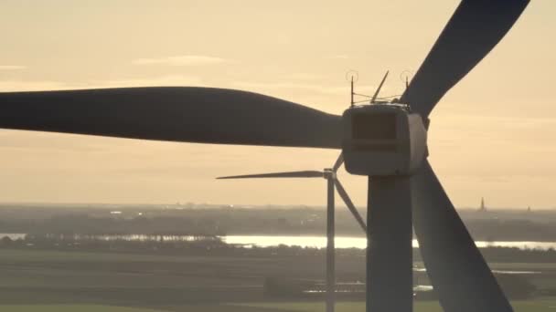 Luchtfoto Van Achterkant Van Draaiende Bladen Windturbines Bij Zonsondergang Een — Stockvideo