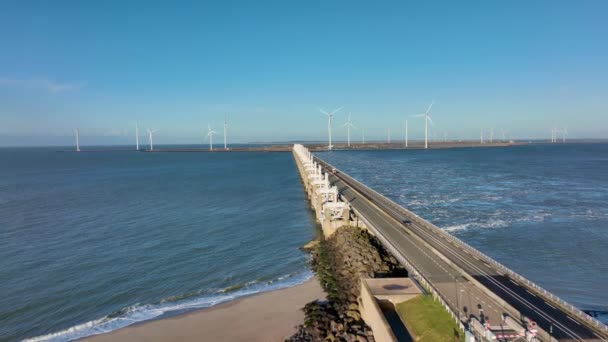 Luchtfoto Slow Motion Van Schaars Verkeer Open Oosterschelde Stormvloedkering Windturbines — Stockvideo