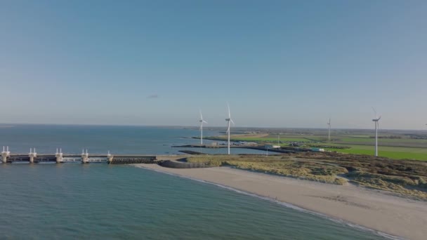 Luftaufnahme Zeitlupe Von Windkraftanlagen Und Der Ostschelde Sturmflutsperre Einem Ländlichen — Stockvideo