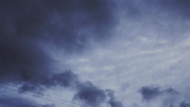 Donkere Wolken Bewegen Snel Wind Net Voor Een Storm Wolken — Stockvideo