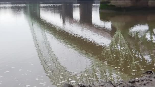 徐徐移动的江水倒灌右方的裂隙绿色拱形钢梁桥 — 图库视频影像