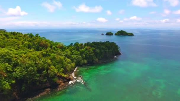 Strafpfanne Rund Inselspitze Zeigt Offenen Ozean Und Korallenriffbucht — Stockvideo