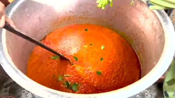 Cozinhar Curry Vegetal Uma Panela Enorme Para Festival Indiano Ângulo — Vídeo de Stock