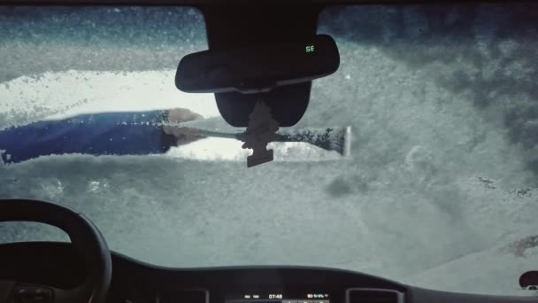 Μια Άποψη Του Χιονισμένου Παρμπρίζ Ενός Αυτοκινήτου Από Οποίο Ένας — Αρχείο Βίντεο