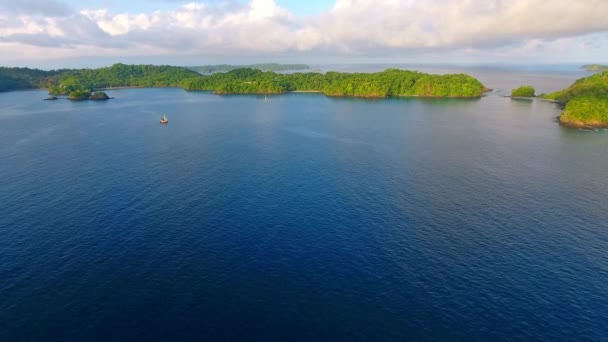 Långsam Sväva Till Framåt Flight View Anchored Boats Distant Islands — Stockvideo