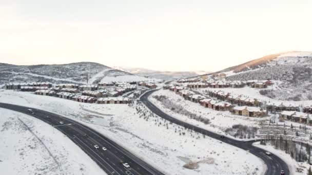 Immobilien Der Highway Road Den Verschneiten Bergen Von Park City — Stockvideo