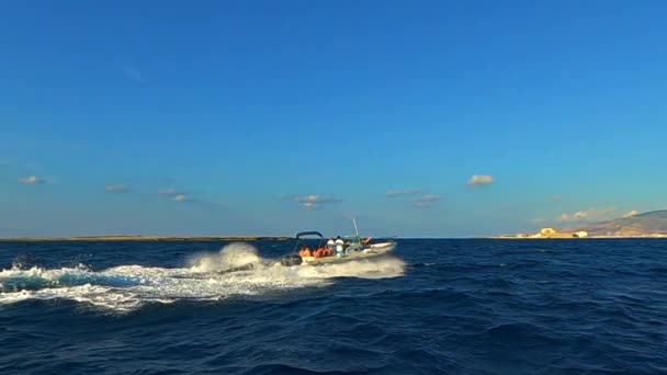 用快速橡皮艇驶向福尔米卡岛 意大利 慢动作 — 图库视频影像