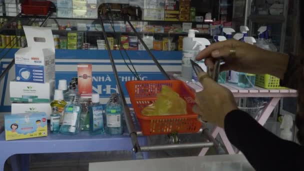 具有社交距离机制的小型私人越南商店 手持射击 — 图库视频影像