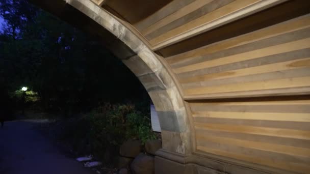 Arco Túnel Parque Suelo Adoquín Techo Arco Túnel Madera Lugar — Vídeos de Stock