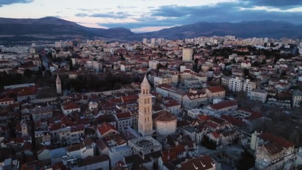 Majestuoso Campanario Rodeado Paisaje Urbano Split Croacia Órbita Aérea Disparada — Vídeos de Stock