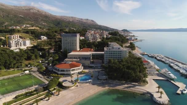 Split Şehrindeki Görkemli Otel Skeleye Demirlemiş Lüks Yatları Var Havadan — Stok video