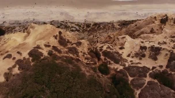 Drone Passa Scogliere Continua Verso Oceano Infinito Giorno Nuvoloso 60Fps — Video Stock