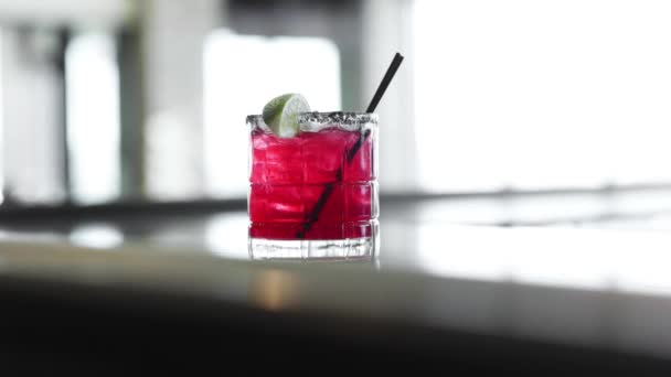 Czerwony Margaraita Cocktail Napoje Alkoholowe Limonką — Wideo stockowe