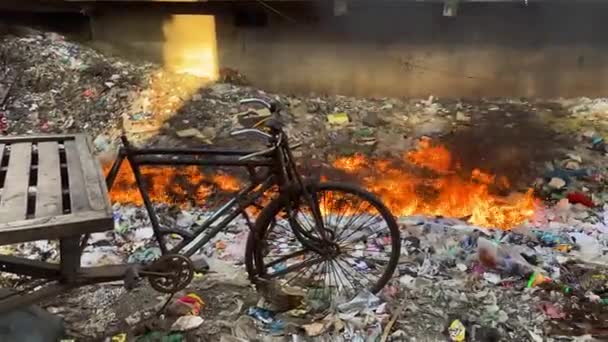 Brennende Deponien Die Die Umwelt Verschmutzen Brennender Müll Kontaminationskonzept — Stockvideo