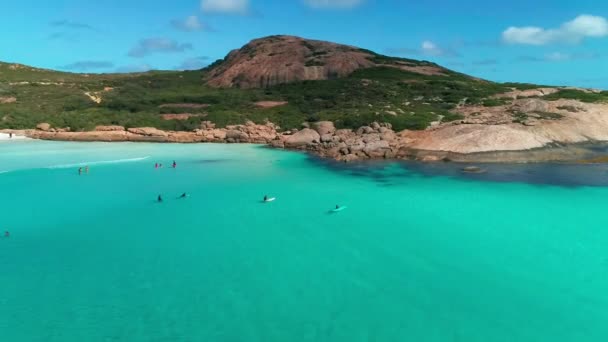 Серфери Прозорій Блакитній Воді — стокове відео