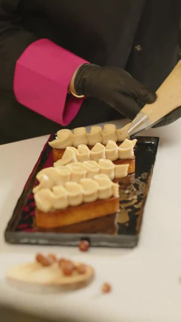 Vertical Close Tiro Mãos Enluvadas Com Saco Pastelaria Fazendo Torta — Vídeo de Stock