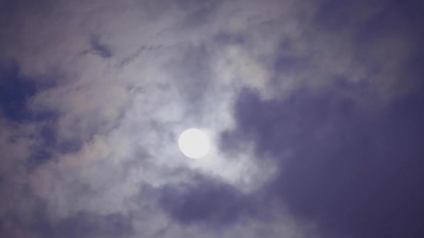 Wat Wolken Die Voor Maan Bewegen — Stockvideo
