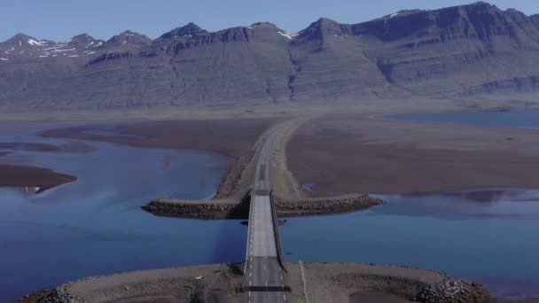 Ebbe Der Brücke Über Den Fluss — Stockvideo