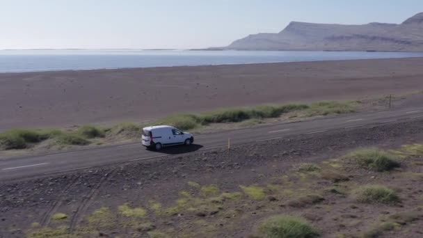 Weißer Transporter Fährt Auf Isländischer Küstenstraße — Stockvideo