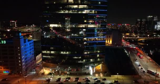 航空機のプッシュインガラスオフィスビルの夜には Ledライトの装飾 ライトアップされたオフィスを探す無人機の外で — ストック動画