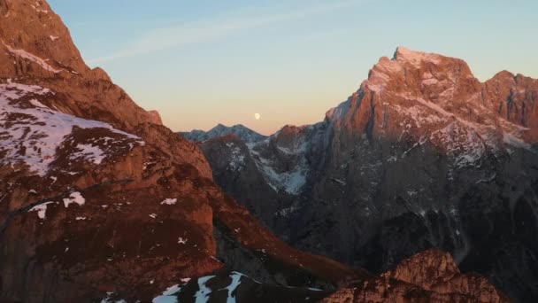 Cinematic Roterende Onthullende Drone Shot Van Mangart Mountain Slovenië — Stockvideo