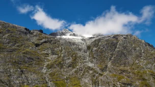 Vista Ángulo Bajo Nubes Blancas Volando Sobre Pico Montaña Parque — Vídeos de Stock