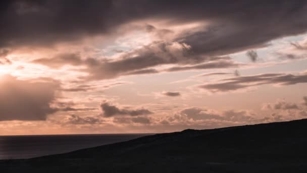 Puesta Sol Rosa Violeta Sobre Mar Rayos Dios Atravesando Las — Vídeos de Stock