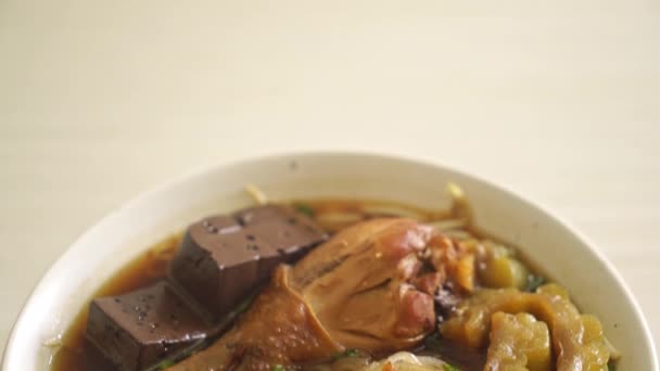 Geschmorte Hähnchennudeln Brauner Suppenschüssel Asiatische Küche — Stockvideo