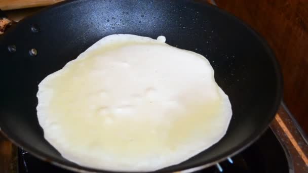 Zeitraffer Eines Pfannkuchens Der Einer Schwarzen Pfanne Kocht Bis Der — Stockvideo