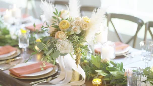 用花束和餐具精心准备的婚宴餐桌招待客人 — 图库视频影像