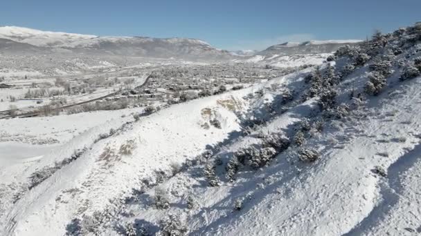 12月 空中飞行沿着冰冻的山坡飞向老鹰镇 带来了新雪 在科罗拉多州洛基山脉 靠近鹰镇 沿着州际公路70号拍摄 — 图库视频影像