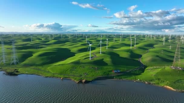 Windturbine Farm Produceert Schone Energie Langs Rivier Met Glooiende Groene — Stockvideo