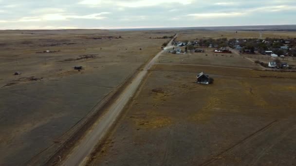 一条通往加拿大艾伯塔省女王的小村庄的土路 在白天用无人机拍摄 — 图库视频影像