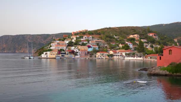 Vistas Mar Pintoresco Pueblo Assos Junto Mar Durante Puesta Del — Vídeo de stock