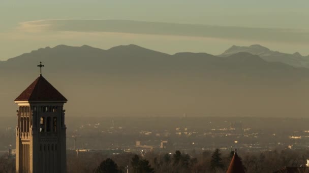 在丹佛公司的几座教堂上落幕 背景是高山 — 图库视频影像