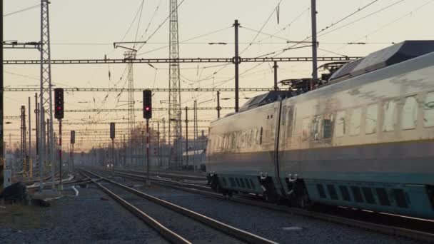 Comboio Expresso Saindo Estação Ferroviária Checa Pardubice — Vídeo de Stock